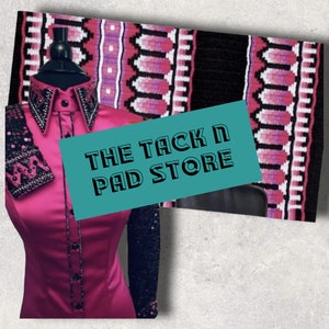 Può includere: Una camicia da equitazione rosa con maniche e colletto con paillettes nere, esposta su un manichino. È visibile un sottosella abbinato con un motivo geometrico rosa, bianco e viola. Il testo "THE TACK N PAD STORE" è su un cartello turchese.
