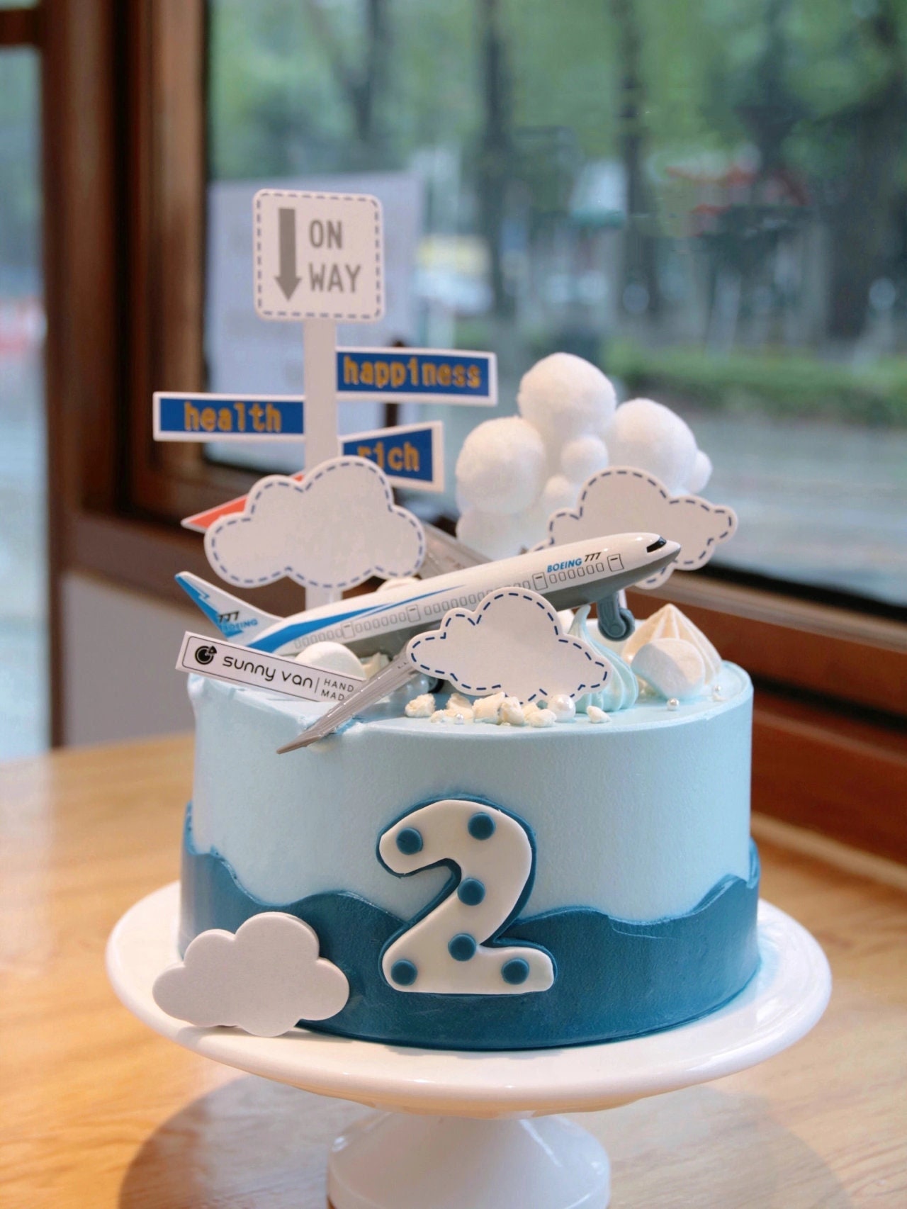 Easy airplane cake with free printable cake toppers for an airport birthday  party - Merriment Design