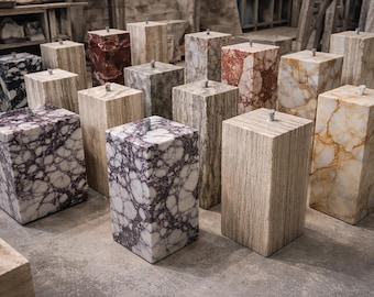 Mesa em forma de cubo de mármore maciço, feita à mão – peça de design marcante.