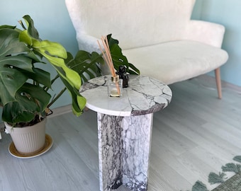 Mesa lateral em mármore Calacatta Viola – Mesa de apoio de luxo em pedra cúbica – Base com detalhes em mármore natural