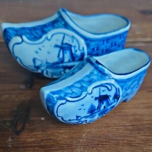 Vintage Delft Blue Keramik Clogs (zwei)