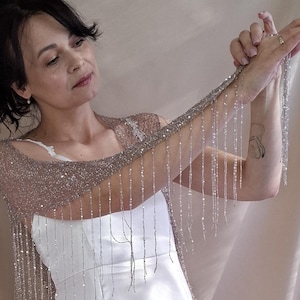 Bufanda triangular de lentejuelas tejida a mano: chal brillante con borlas