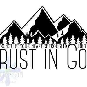 Puede incluir: Diseño gráfico en blanco y negro con una cordillera y pinos. El texto dice: "NO SE TURBE VUESTRO CORAZÓN CONFIAD EN DIOS JUAN 14:1". El logotipo de TeacherMom Creations está en la parte inferior.