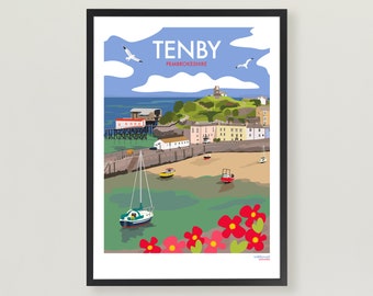 Pode incluir: Uma ilustração colorida de Tenby, Pembrokeshire, País de Gales. A imagem apresenta uma cidade costeira com um porto, barcos e uma igreja em uma colina. O texto "Tenby, Pembrokeshire" é exibido no topo da imagem.