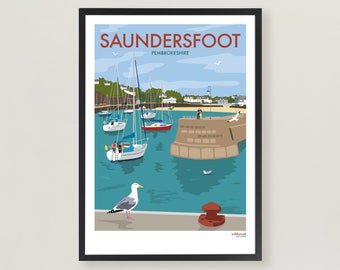 Pode incluir: Uma ilustração colorida de uma cena de porto em Saundersfoot, Pembrokeshire, País de Gales. A imagem apresenta uma variedade de barcos atracados no porto, uma gaivota empoleirada em um píer e uma bóia vermelha. O texto "Saundersfoot" e "Pembrokeshire" é exibido no topo da imagem.
