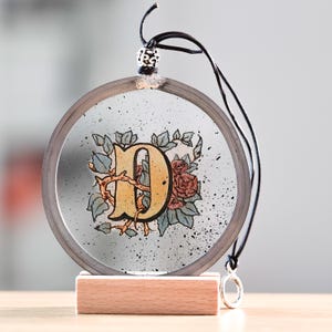 Letra inicial pintada a mano, Atrapasol de vidrio para colgar o colocar sobre un soporte, Letra de estilo vintage, Regalo personalizado para Delaney, Panel de vidrio de colores, Abc