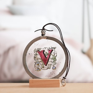 Colgantes de ventana de vidrio de colores, letras inspiradas en libros antiguos, arte de pared de estilo rústico, adorno de estantería, regalo de aniversario para chicas góticas.