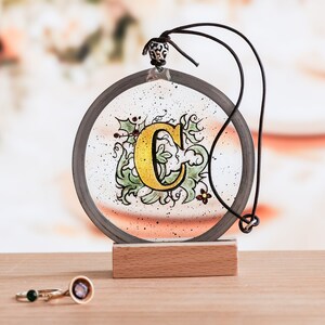 Alfabeto em vidro, Letra C personalizada, Presente personalizado de aniversário, Presente inspirado em letras antigas para um amante de livros, Presente de vitral para Cara