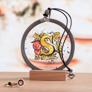 Bukolisches Dekor, Glasscheibe mit Initiale, Vintage-inspiriertes Ornament für Mutter, Zeitloses Geschenk für das Beste, handgemalter S-Brief, Landhausstil.
