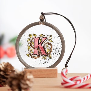 Inspirado en la decoración de cabañas de Francia, inicial pintada a mano sobre vidrio, estilo vintage, diseño campestre, regalo ABC de vidrieras para una chica romántica.