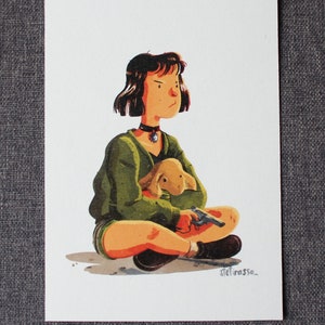 Può includere: Illustrazione di una persona con capelli scuri, che indossa un maglione verde e pantaloncini, che tiene in mano un peluche e una pistola. La persona è seduta a gambe incrociate. L'opera è su sfondo bianco.