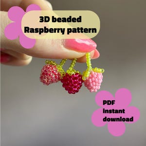 Op de afbeelding: Drie kleine 3D-kralen frambozen in tinten rood, donkerroze en lichtroze met limoengroene steeltjes. De tekst 3D beaded Raspberry pattern en PDF instant download staat op roze bloemvormige achtergronden.