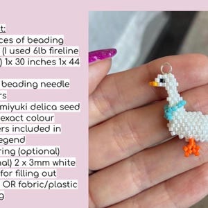 Puede incluir: Un charm de ganso hecho a mano con cuentas. El ganso es blanco con un collar azul, patas naranjas y un pico amarillo. El charm est&aacute; hecho con peque&ntilde;as cuentas e incluye una anilla para sujetarlo. El hilo para cuentas mide 76 cm y 112 cm.