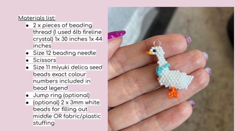 Puede incluir: Un charm de ganso hecho a mano con cuentas. El ganso es blanco con un collar azul, patas naranjas y un pico amarillo. El charm est&aacute; hecho con peque&ntilde;as cuentas e incluye una anilla para sujetarlo. El hilo para cuentas mide 76 cm y 112 cm.