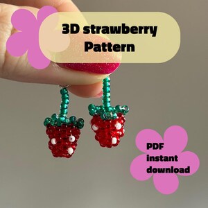 Peut inclure: Une paire de petites boucles d'oreilles en forme de fraise, fabriquées à partir de minuscules perles en verre rouges, vertes et blanches. Le design présente un corps de baie rouge avec des graines blanches et une tige perlée verte. L'image inclut le texte 3D strawberry Pattern et PDF instant download.