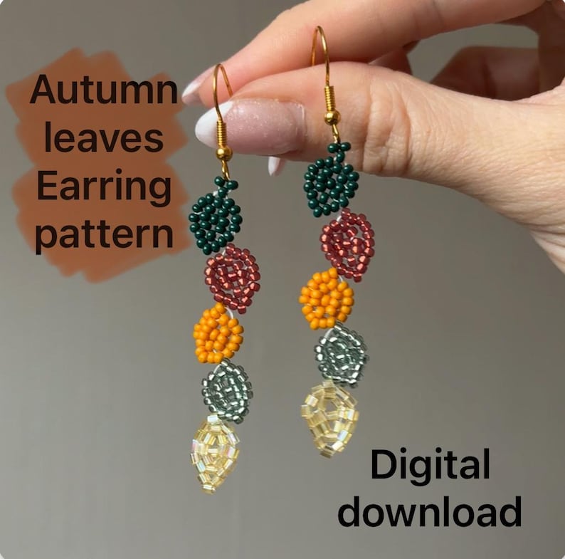 Pu&ograve; includere: Un paio di orecchini lunghi con perline a forma di foglie autunnali. Gli orecchini presentano una variet&agrave; di colori, tra cui verde, rosso, arancione, argento e oro. Il testo "Autumn leaves Earring pattern" e "Digital download" sono visibili.