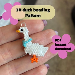 Puede incluir: Un pato blanco con cuentas con un collar azul y patas naranjas. El pato es un patrón de abalorios 3D. El texto de la imagen dice "3D duck beading Pattern" y "PDF instant download".