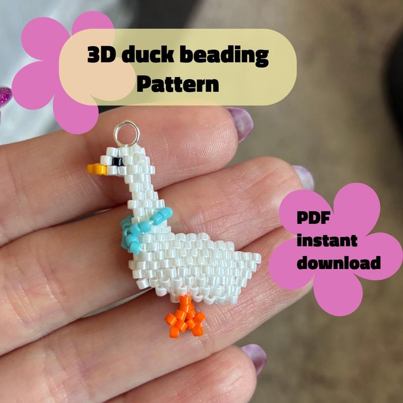 Puede incluir: Un pato blanco con cuentas con un collar azul y patas naranjas. El pato es un patr&oacute;n de abalorios 3D. El texto de la imagen dice "3D duck beading Pattern" y "PDF instant download".