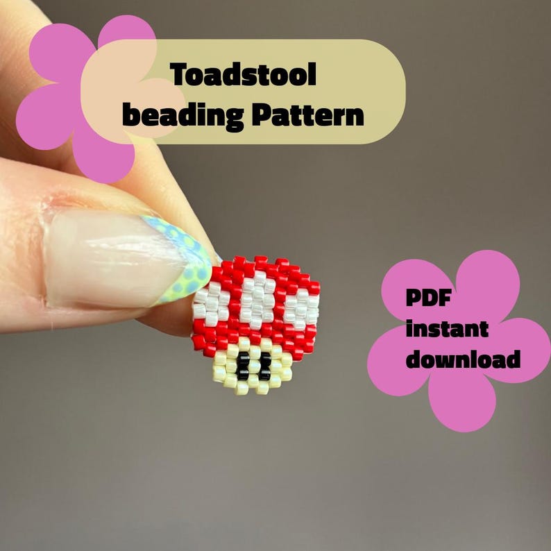 Pode incluir: Um padr&atilde;o de mi&ccedil;angas de cogumelo em vermelho, branco e preto. O cogumelo &eacute; segurado em uma m&atilde;o. O texto na imagem diz "Toadstool beading Pattern" e "PDF instant download."
