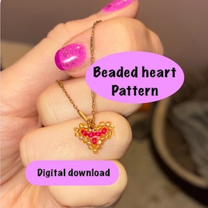 Puede incluir: Un collar dorado con un colgante de coraz&oacute;n con cuentas. El coraz&oacute;n est&aacute; hecho de cuentas doradas y rojas. La imagen tambi&eacute;n incluye el texto "Beaded heart Pattern" y "Digital download".