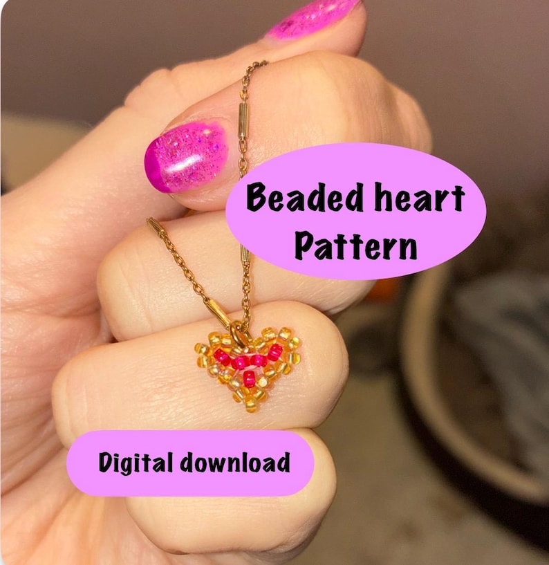 Puede incluir: Un collar dorado con un colgante de coraz&oacute;n con cuentas. El coraz&oacute;n est&aacute; hecho de cuentas doradas y rojas. La imagen tambi&eacute;n incluye el texto "Beaded heart Pattern" y "Digital download".
