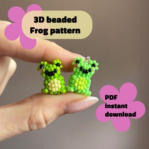 Puede incluir: Dos figuras de rana con cuentas, en tonos verdes y amarillos, se sostienen entre los dedos. Las ranas tienen ojos negros y est&aacute;n adornadas con peque&ntilde;os detalles en forma de flor. El texto de la imagen dice "3D beaded Frog pattern" y "PDF instant download."