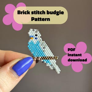 Op de afbeelding: Een kralen parkiet in blauw, wit en grijs, zittend op een bruine kralen tak. De vogel is gemaakt met een baksteensteekpatroon. Tekst op de afbeelding luidt "Brick stitch budgie Pattern" en "PDF instant download."
