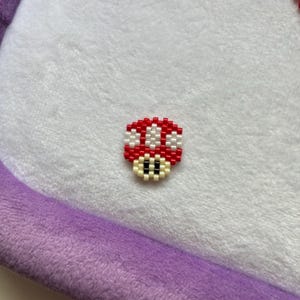 Pode incluir: Um conjunto de tr&ecirc;s canecas de cer&acirc;mica com acabamento fosco e salpicado. As canecas s&atilde;o em tons de creme, cinza claro e cinza escuro. Cada caneca tem um design simples e minimalista e uma al&ccedil;a arredondada.