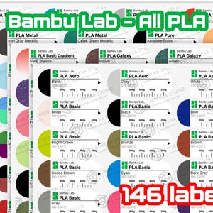 Puede incluir: Una colecci&oacute;n de 146 etiquetas de filamento PLA Bambu Lab dispuestas en hojas superpuestas. Cada etiqueta muestra el logotipo de la marca, tipo de material, nombre del color, rango de temperatura y peso en gramos. El texto Bambu Lab - All PLA es visible.