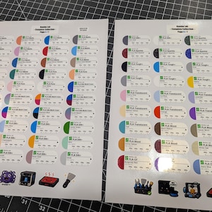 Puede incluir: Dos hojas blancas con una cuadr&iacute;cula de pegatinas ovaladas de colores, cada una etiquetada con tipos de filamento y nombres de colores de Bambu Lab. Las pegatinas incluyen peque&ntilde;as escalas impresas y texto. En la parte inferior de cada hoja hay peque&ntilde;as ilustraciones de herramientas y equipos de impresi&oacute;n 3D.