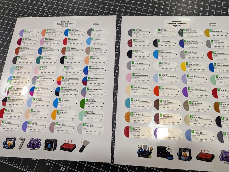 Puede incluir: Dos hojas blancas con una cuadr&iacute;cula de pegatinas ovaladas de colores, cada una etiquetada con tipos de filamento y nombres de colores de Bambu Lab. Las pegatinas incluyen peque&ntilde;as escalas impresas y texto. En la parte inferior de cada hoja hay peque&ntilde;as ilustraciones de herramientas y equipos de impresi&oacute;n 3D.