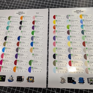 Puede incluir: Dos hojas blancas que presentan una colecci&oacute;n de colores de filamento Bambu Lab. Cada hoja contiene filas de peque&ntilde;as etiquetas rectangulares redondeadas con muestras de color, tipos de material y escalas de peso impresas en gramos.