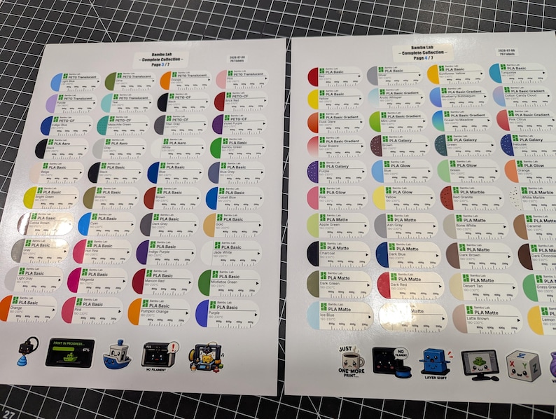 Puede incluir: Dos hojas blancas que presentan una colecci&oacute;n de colores de filamento Bambu Lab. Cada hoja contiene filas de peque&ntilde;as etiquetas rectangulares redondeadas con muestras de color, tipos de material y escalas de peso impresas en gramos.