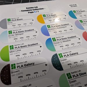 Puede incluir: Una hoja de etiquetas adhesivas blancas para filamento de impresi&oacute;n 3D Bambu Lab. Cada etiqueta ovalada muestra el logotipo de la marca, el tipo de material como PLA Basic o Galaxy, nombres de colores, rangos de temperatura y una escala de peso.