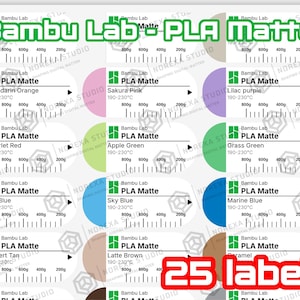 Puede incluir: Una hoja de 25 etiquetas adhesivas para filamento de impresi&oacute;n 3D Bambu Lab PLA Matte. Cada etiqueta muestra una muestra de color, el texto Bambu Lab PLA Matte, un rango de temperatura de 190-230&deg;C y una escala de peso de 200g a 800g.