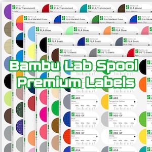Op de afbeelding: Een verzameling Bambu Lab spoellabels, met verschillende kleuren en filamenttypen. Labels omvatten PLA Translucent, PLA Silk Multi Color, PLA Glow, PLA Basic, PETG Basic en ABS. De labels tonen kleurstalen en filamentspecificaties.