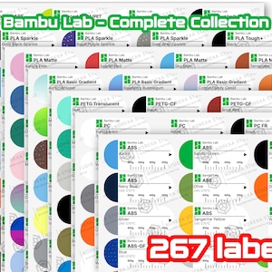 Puede incluir: Una colecci&oacute;n de 267 etiquetas de filamento Bambu Lab dispuestas en hojas superpuestas. Cada etiqueta muestra una muestra de color, tipo de material, nombre espec&iacute;fico del color, rango de temperatura y marcas de peso para filamentos.