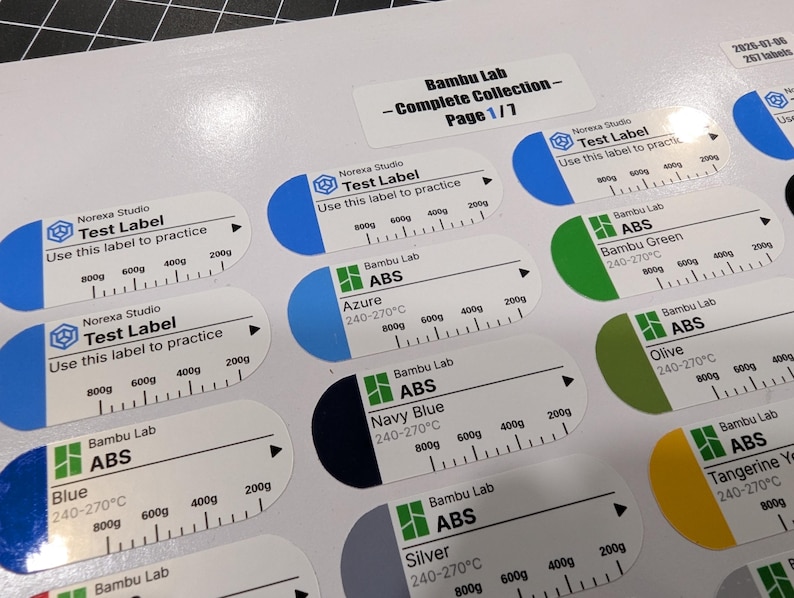 Puede incluir: Una hoja de etiquetas adhesivas blancas para filamento de impresora 3D, con varios colores y texto que incluye Bambu Lab, ABS y marcas de peso de 200g a 800g. Las etiquetas est&aacute;n organizadas en filas con pesta&ntilde;as de colores y logotipos de marca.
