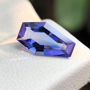 Lebendiger blauer natürlicher Tansanit im Sargschliff - schimmernder, facettierter Edelstein mit hypnotisierenden Schattierungen, 0.95 Ct. Lupenreinen Tansanit im Portraitschliff
