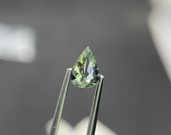 Unbehandelter, hellgrüner Tansanit-Zoisit, 0,55 ct, Birnenschliff (7,10 x 5 mm), natürlicher, hellgrüner Zoisit, seltener, unbehandelter Tansanit, loser Edelstein.