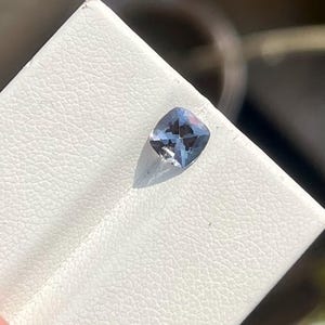1,00 ct naturlig ouppvärmd pleokroisk tanzanit kuddslipad 5,51x5,50 mm | Ljusblå grön grå tanzanit zoisit | Unik färg tanzanit