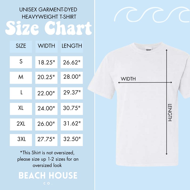 Puede incluir: Tabla de tallas para una camiseta unisex de peso pesado te&ntilde;ida en prenda. La tabla muestra el ancho y la longitud en pulgadas para las tallas S a 3XL. El texto indica que la camiseta no es de gran tama&ntilde;o y recomienda aumentar una o dos tallas para un look de gran tama&ntilde;o. La tabla est&aacute; sobre un fondo azul claro con una imagen de camiseta blanca.