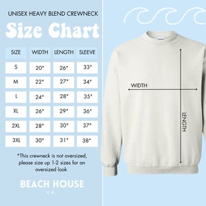 Puede incluir: Tabla de tallas para una sudadera con cuello redondo de mezcla pesada unisex. La tabla muestra el ancho, la longitud y la longitud de la manga en pulgadas para las tallas S a 3XL. El texto "Esta sudadera con cuello redondo no es de gran tama&ntilde;o, por favor, aumenta una o dos tallas para un look de gran tama&ntilde;o" se incluye debajo de la tabla. El texto "BEACH HOUSE Co." est&aacute; en la parte inferior de la tabla.