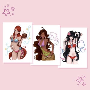 Op de afbeelding: Drie digitale illustraties van personages in zwemkleding. De eerste toont een roodharig personage in een schelpenbikini met een kokosnoot. De tweede toont een bruinharig personage in een groen en paars badpak. De derde toont een zwartharig personage in een rode bikini met een bloem.