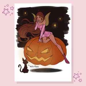 Peut inclure: Une illustration numérique représentant une fée aux longs cheveux bruns et aux ailes translucides, vêtue d'une tenue rose scintillante, assise sur une grosse citrouille d'Halloween orange. Un petit chat noir regarde la fée avec le texte hello flora.