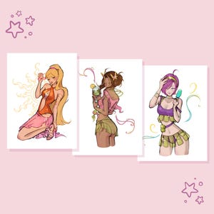 Könnte beinhalten: Drei digitale Illustrationen von Charakteren in Sommerkleidung. Die erste zeigt einen blonden Charakter in einem orangefarbenen Badeanzug und einem rosa Sarong. Die zweite zeigt einen Charakter mit braunen Haaren in einem rosa Oberteil und einem grünen Sarong. Die dritte zeigt einen Charakter mit violetten Haaren in einem violetten Oberteil und einem grünen Rock.