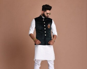 Completo da uomo Kurta Pajama bianco con giacca Nehru in velluto: abito da sposo indiano ricamato
