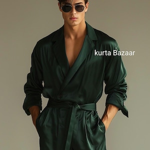 Completo da uomo in raso di seta verde scuro: completo elegante con camicia e pantaloni