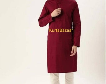 Puede incluir: Un kurta burdeos de manga larga con cuello mandarín, combinado con pantalones color crema y zapatos marrones. El texto "KurtaBazaar" es visible en la prenda. El atuendo es adecuado para ocasiones informales o semiformales.