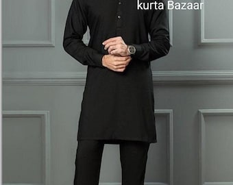 Puede incluir: Una kurta negra de manga larga con cuello abotonado y pantalones negros a juego. La kurta tiene un corte largo y recto y la lleva una persona con barba. El texto "kurta Bazaar" es visible en la imagen.